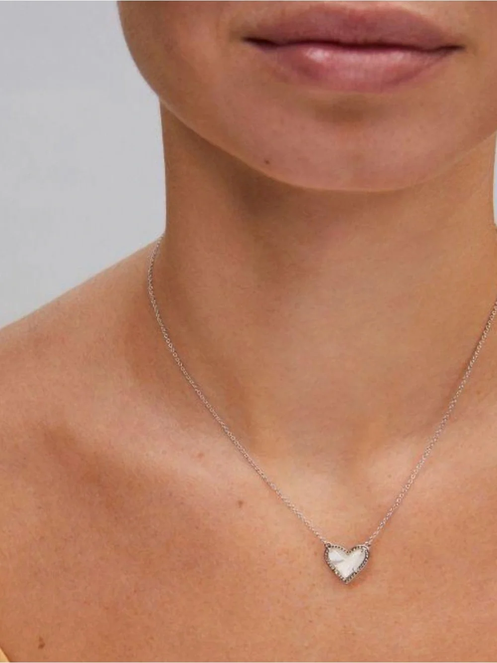 Kendra Scott Air Heart Rhodium Pendant Necklace in Ivory Mother of Pearl 🤍